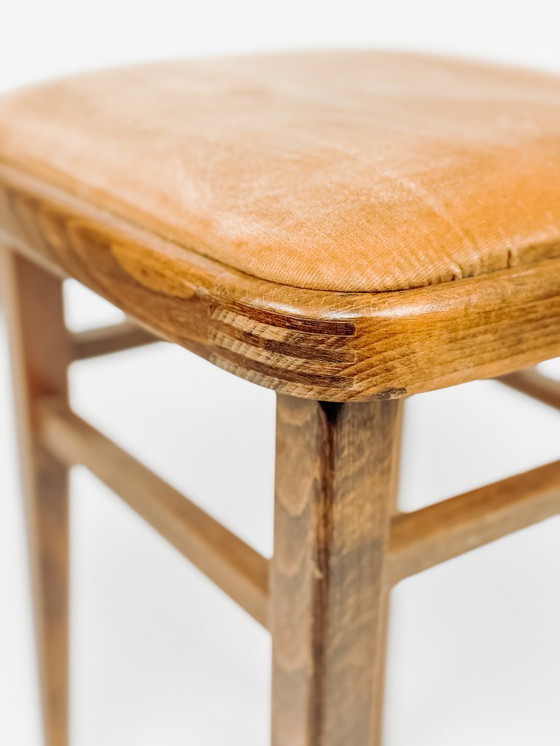 Image 1 of Tabouret vintage en bois avec assise en velours jaune doré