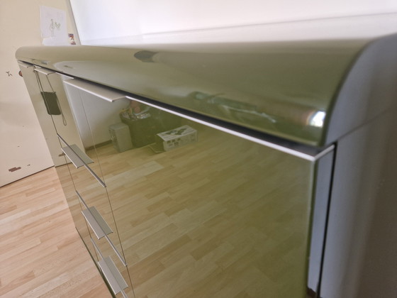 Image 1 of Mobile credenza verde oliva con dettagli cromati e angoli arrotondati