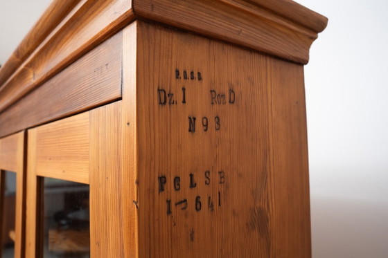 Monumentale grenenhouten boekenkast uit een schoolbibliotheek in Warschau, Polen, begin 20e eeuw. (photo 7 of 17)