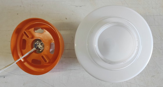 Image 1 of Decken- oder Wandleuchte aus orangefarbenem ABS mit opalisierendem Glaskolben – 1970er Jahre