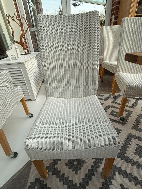 Image 1 of 8 originele Lloyd LOOM stoelen, eetkamerstoelen, ook in kleinere aantallen verkrijgbaar, houten frame, wit riet.