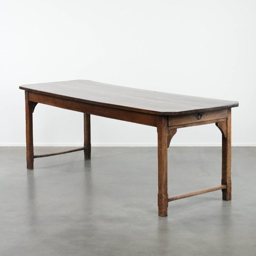 Antieke Franse eettafel voor 4 tot 6 personen uit eind 18e/ begin 19e eeuw met een eiken blad en een brood/ uittrek plank