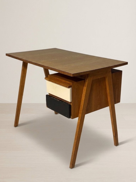 Schrijftafel, houten bureau uit het midden van de 20e eeuw, ontworpen door Robin Day, jaren 1950, Verenigd (photo 5 of 8)