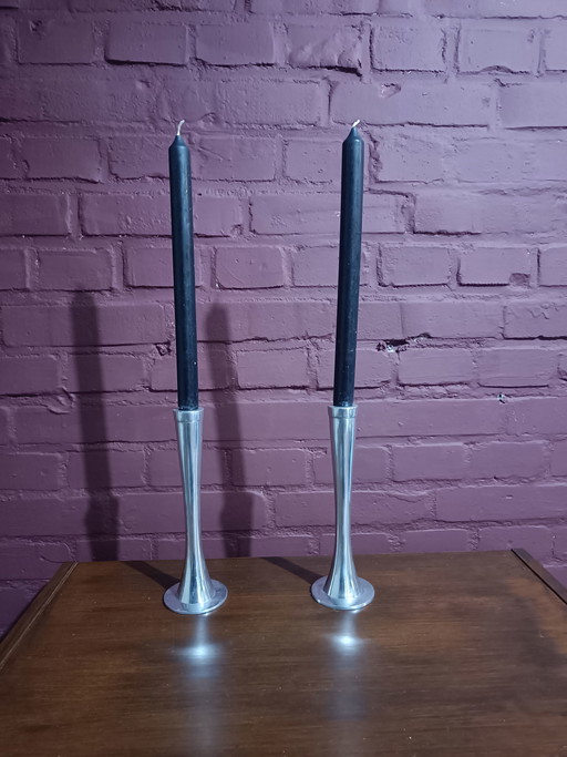 Dos candelabros de metal vintage