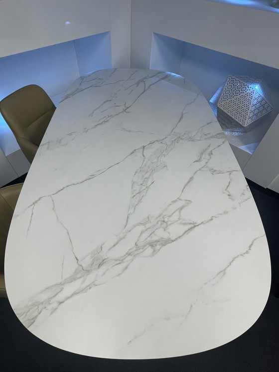 Image 1 of Leolux Toveri Dining tafel keraniek