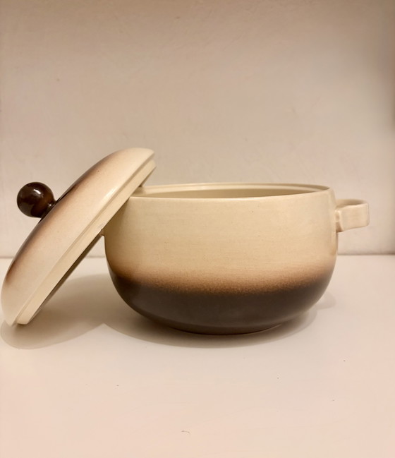 Image 1 of Vintage enameled cast iron casserole dish – beige & brown gradient