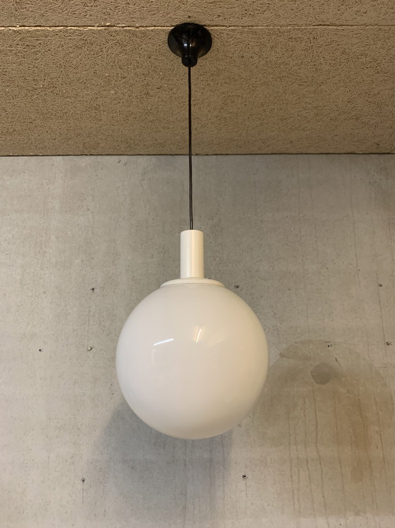 Image 1 of Glanzende witte opalen bol van Aldenkamp, Apeldoorn.