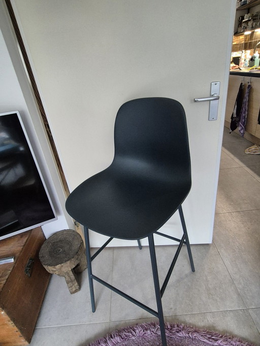 4 taburetes altos de bar en azul acero de Norman Copenhagen