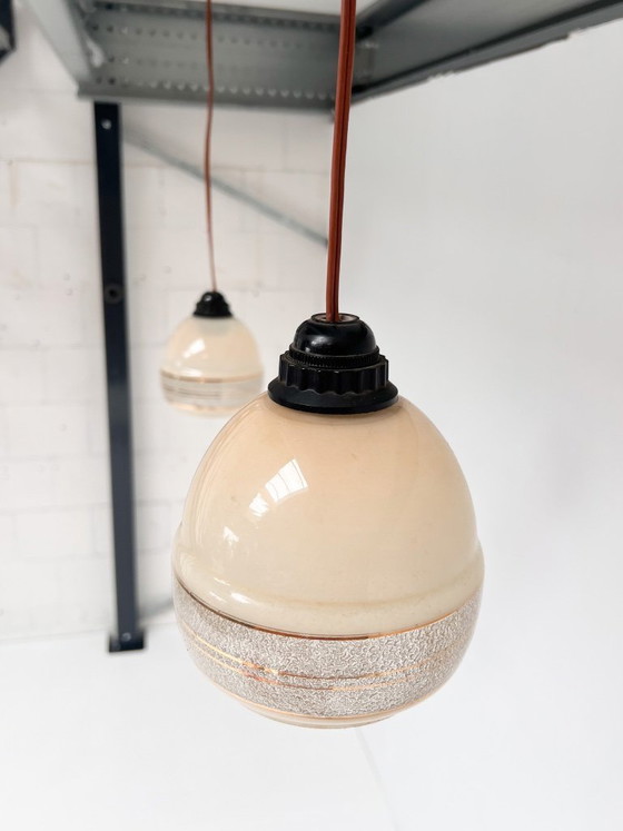 Set di 2 lampade da soffitto beige e con dettagli dorati, anni '60 – Lampade a sospensione, Glass, Vintage (photo 2 of 7)