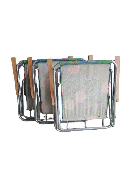 Image 1 of 3 vintage klapstoelen uit de jaren 70, met bloemenstof en houten armleuningen.