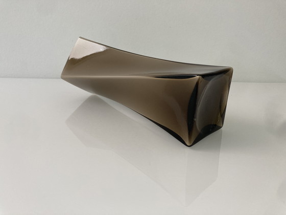 Image 1 of Getordeerd vaasje van bruin rookglas