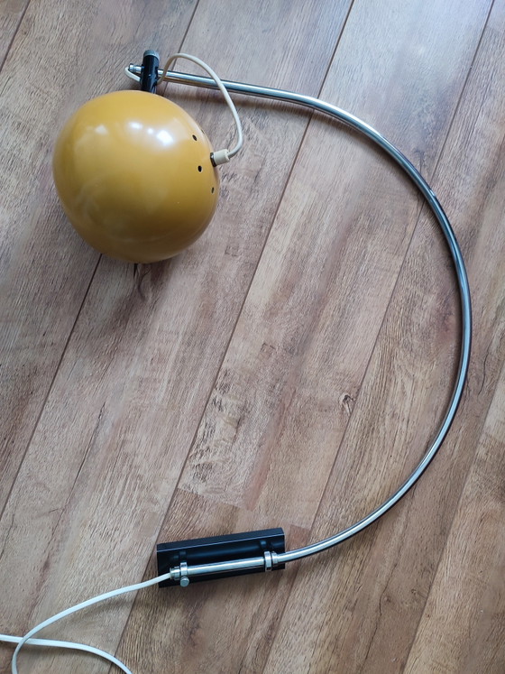 Herda Space Age Eyeball booglamp wandlamp mosterdgeel okergeel '70 – Wandlampen, Metal, Chrome (photo 5 of 15)
