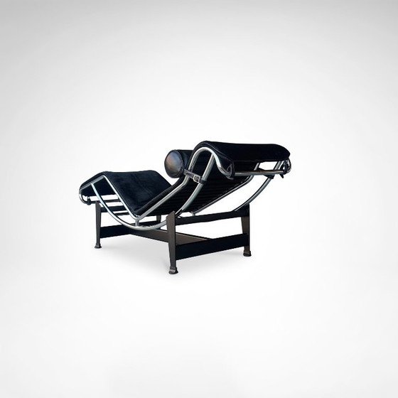 Image 1 of Chaise longue double LC4 en peau de poney, conçue par Le Corbusier pour Cassina dans les années 1990.