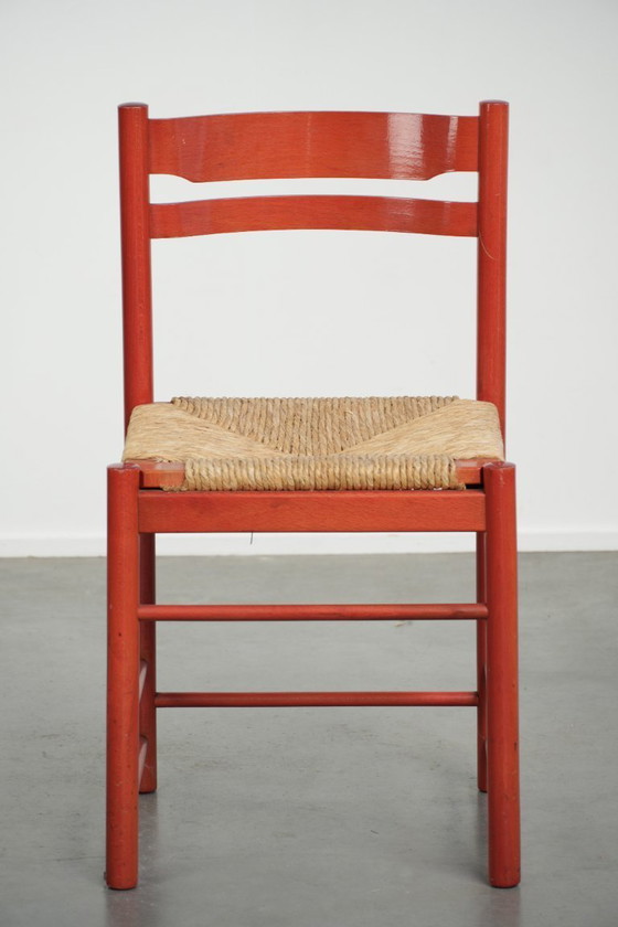 Image 1 of Sedia vintage in legno rosso degli anni '70 con seduta in canna intrecciata.