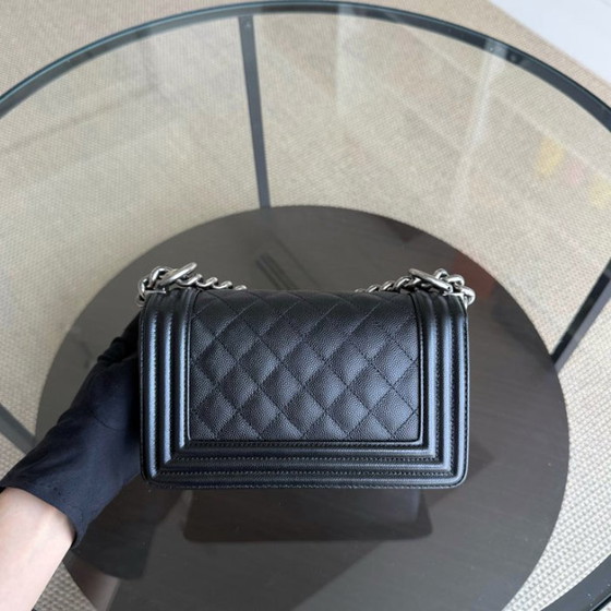 Image 1 of Chanel Boy Small - Pelle di vitello martellata trapuntata color caviale, finiture in rutenio argentato.