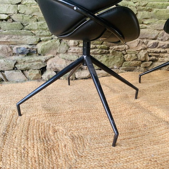 Een paar modernistische draaibare fauteuils van zwart leer. – Leather (photo 15 of 16)
