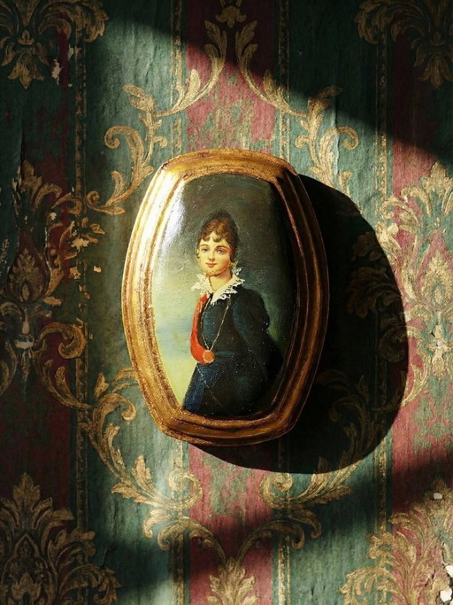 Pequeño retrato veneciano antiguo en medallón al óleo sobre madera convexa.