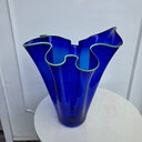 Vintage Schott Zwiesel Servet Vaas Blauw met Turqoise afwerking. Glas