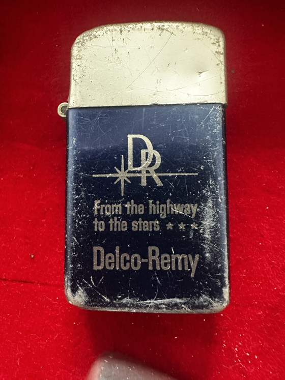 Image 1 of 9 vintage, stormbestendige benzineaanstekers met reclame-uitingen, gemaakt in de VS en Japan, waaronder 1 Zippo.