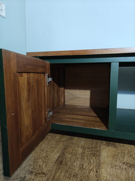 Image 1 of Mueble de TV de estilo rústico en color verde oscuro con tapa de madera maciza.