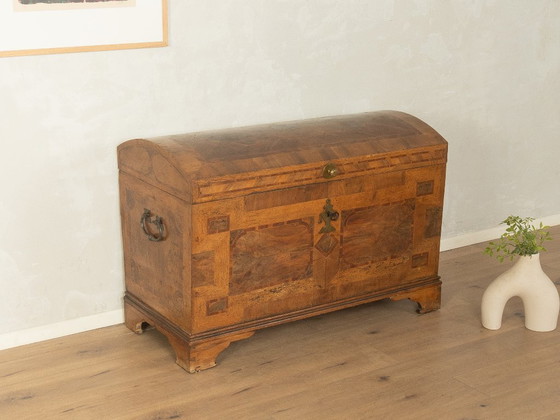 Biedermeier round-lidded chest with inlay, circa 1840, Storage cabinet, Wood, Metal, Brown, Vintage (photo 3 of 9)