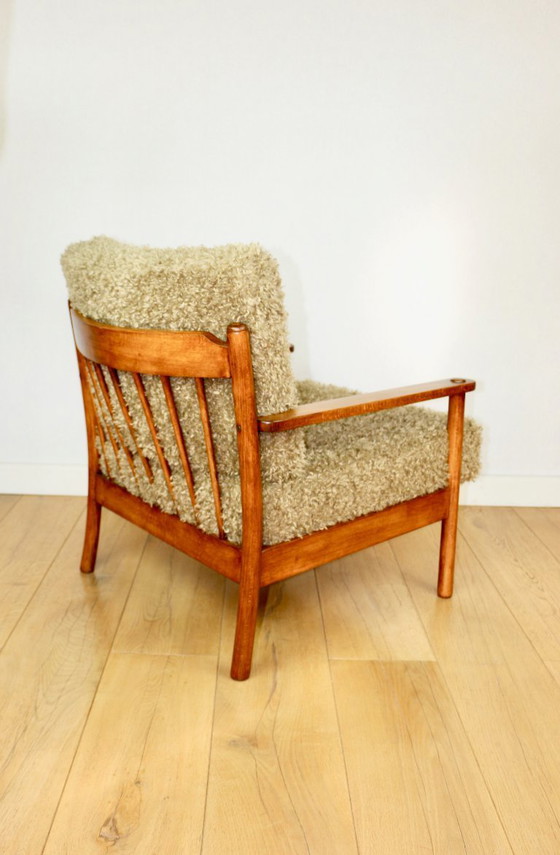 Image 1 of Poltrona vintage in legno marrone, verde oliva, con cuscini a pelo lungo sfoderabili.