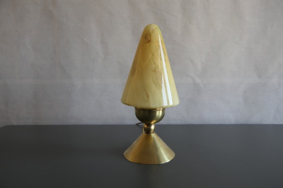 Image 1 of Tre caratteristiche lampade da tavolo Art Déco, coniche, in ottone e vetro marmorizzato