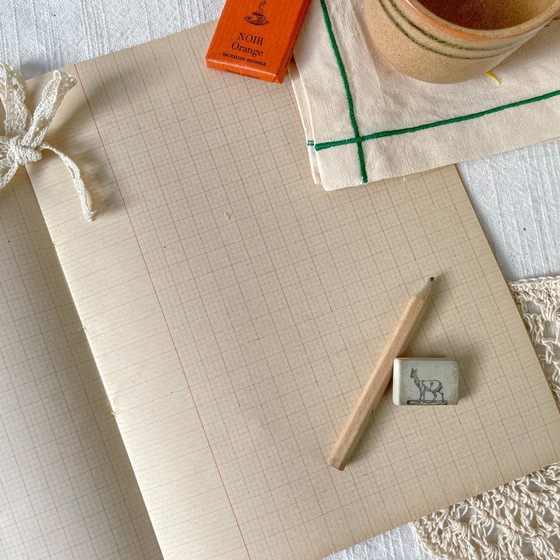 Mystery Box Jours d'École Vintage | Tasse Vintage, Carnet Brouillon Vintage, Serviette Brodé & Carte (photo 10 of 12)