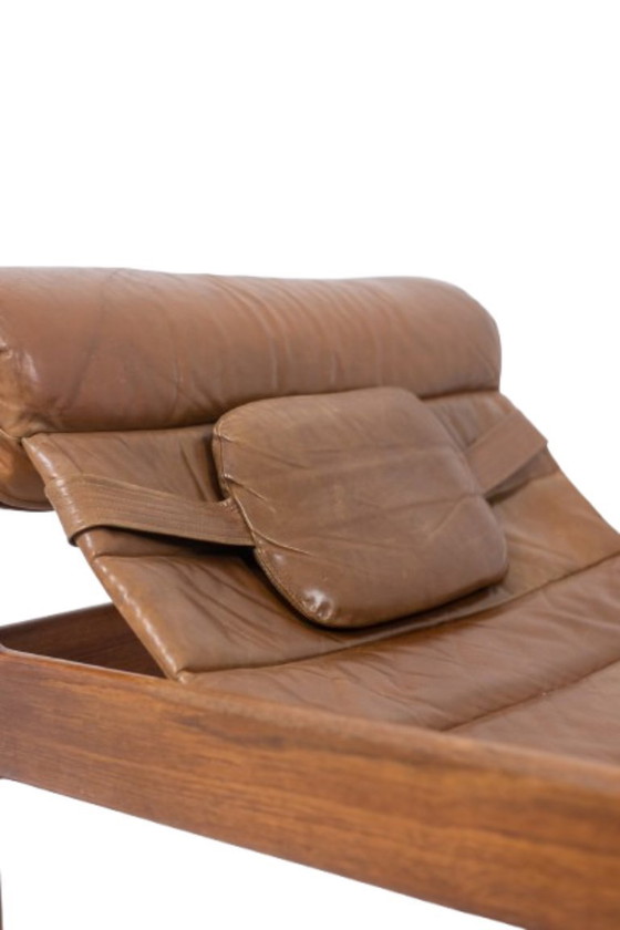 Image 1 of Loungestoel en voetenbank in blond iepenhout en leer. 1970s