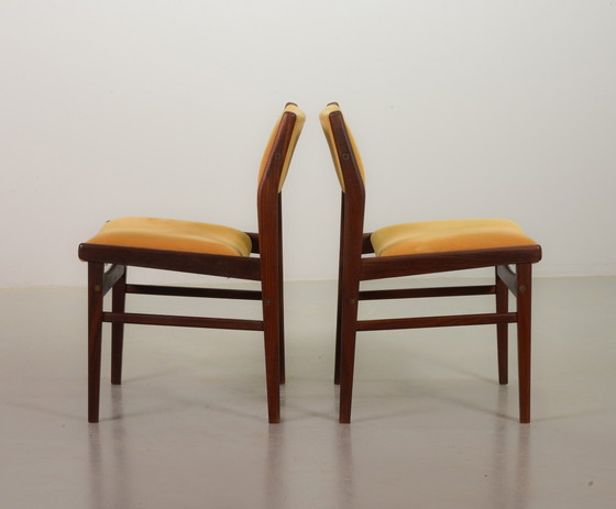 Image 1 of 2 Dutch Vintage Design Teakhouten Eetkamerstoelen met Honinggele Corduroy Stoffering, Nederland, 1960
