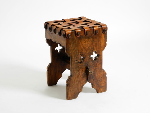 Bellissimo sgabello in rovere degli anni '40 con seduta realizzata con cinghie di cuoio