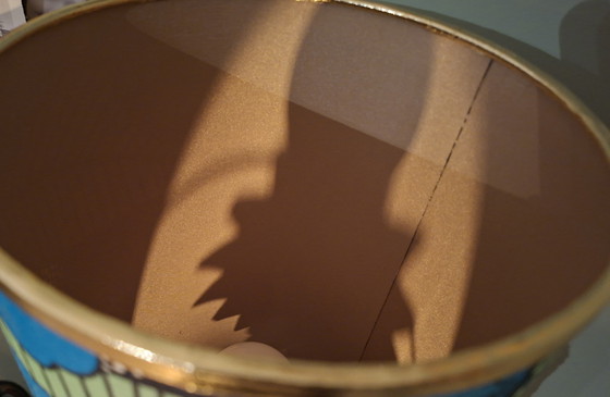 Image 1 of Handgesneden houten lampvoet met nieuwe lampenkap – karaktervol uniek stuk