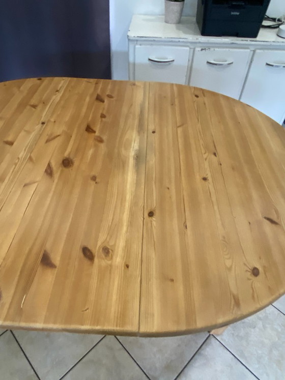 Image 1 of Tavolo rotondo, diametro 117 cm, allungabile con un'estensione, in legno massello di pino, vintage, circa 1970