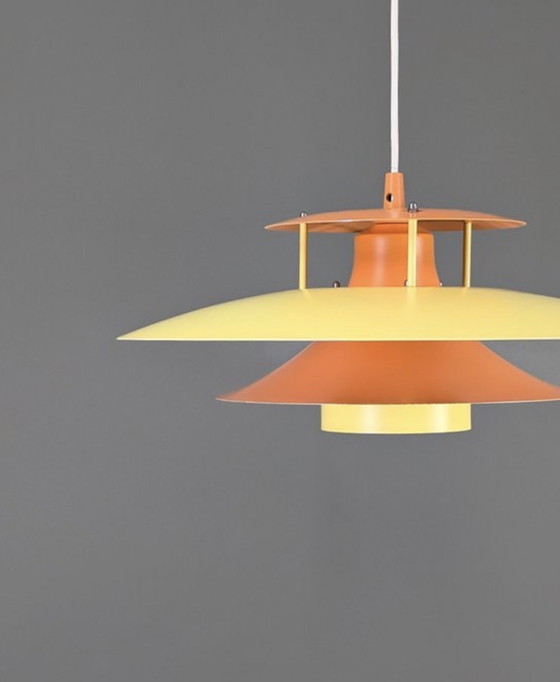Pendelleuchte im Mid-Century-Modern-Stil aus gelbem und orangefarbenem Metall, Dänemark, 1970er Jahre (photo 4 of 9)