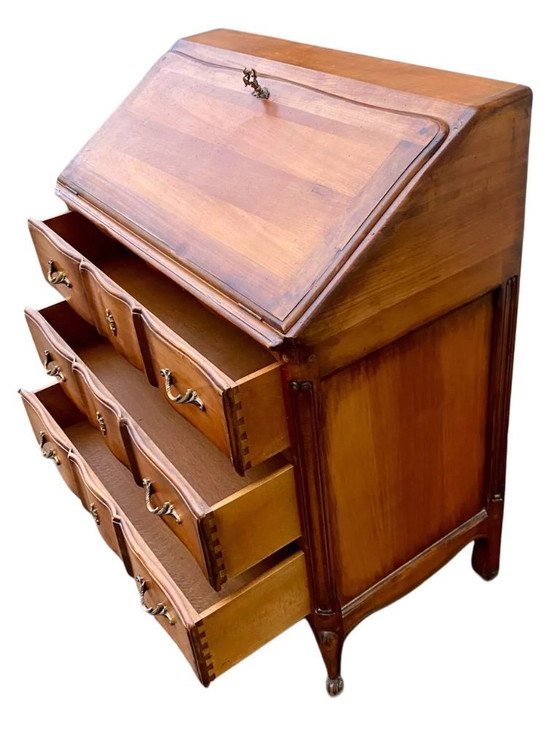 Image 1 of Secretair bureau van fruitboomhout in Lodewijk XV-stijl, ook wel bekend als een "schrijfbureau".