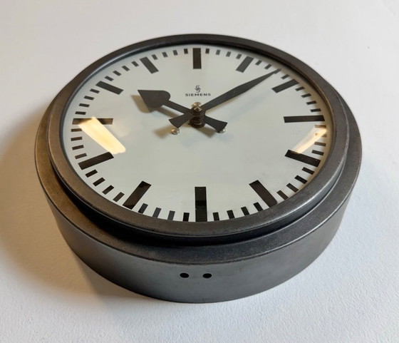 Image 1 of Reloj de pared industrial negro de Siemens, década de 1950.