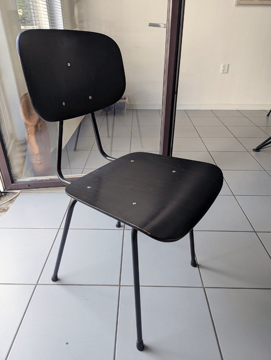 Image 1 of 4 schwarze Esszimmerstühle – im Stil von Friso Kramer