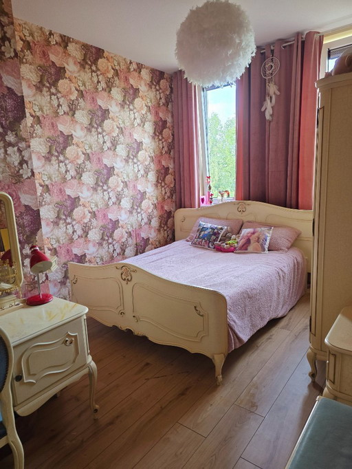 Beautiful Queen Ann bedroom set.
