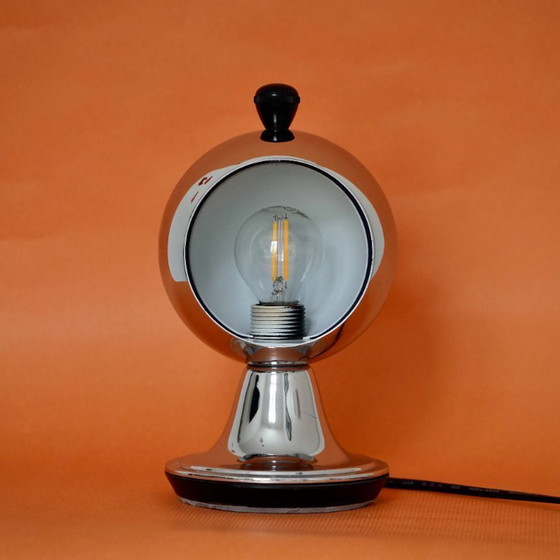 Image 1 of Chromen bolvormige "Eclipse" tafellamp – geïnspireerd op het iconische Space Age-design uit de jaren 60.
