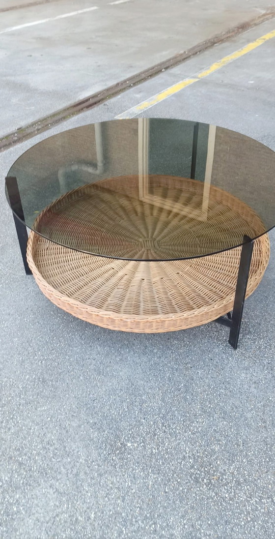 Image 1 of Vintage ronde glazen, metalen en rotan salontafel