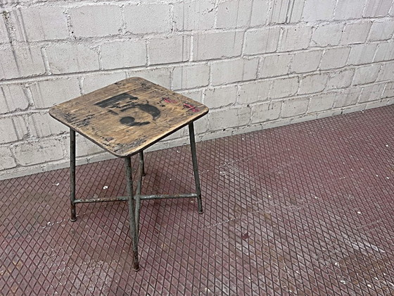 'Five' Belgischer Hocker, Sitz aus Schichtsperrholz mit Schablonierter Ziffer, Stahlgestell, Unikat – Wood (photo 11 of 12)