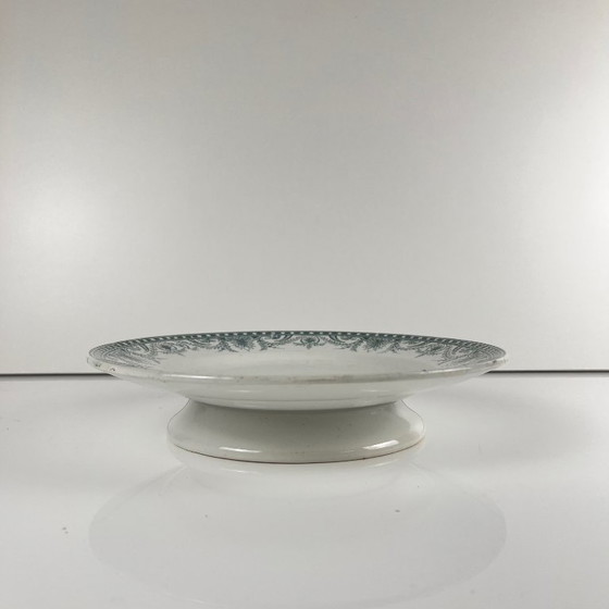 Image 1 of Plato de presentación con pie, de loza, modelo "Wilbur", Moulins des loups, finales del siglo XIX - principios del siglo XX.