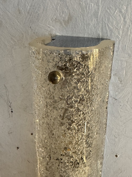 Image 1 of Grande lampada da parete in vetro ghiacciato testurizzato: eleganza brutalista di metà secolo