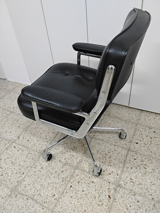Vitra Eames Lobby Chair ES 104 – Bürostühle, Leather, Aluminium (photo 2 of 12)