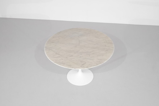 Marmeren eettafel "Tulip" van Eero Saarinen voor Knoll International, VS 1956.