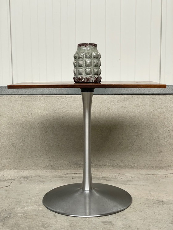 Image 1 of Mesa auxiliar de nogal de mediados de siglo con base de tulipán