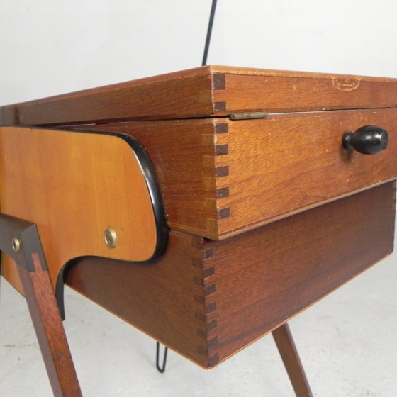Image 1 of Coffre à couture vintage, coffre de rangement pliable à pieds inclinés, années 1950