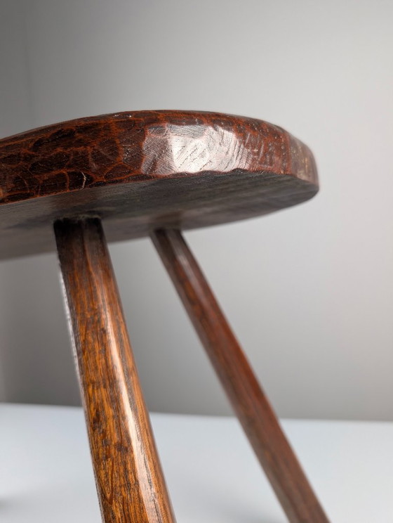 Banco rústico de madera tallada a mano con tablero orgánico de forma irregular, década de 1940. – Wood (photo 4 of 9)