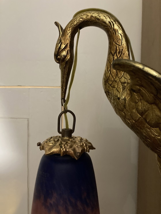 Image 1 of Wandleuchte mit Kranichmotiv aus vergoldeter Bronze – Cheuret- und Glasschirm, signiert Scheider