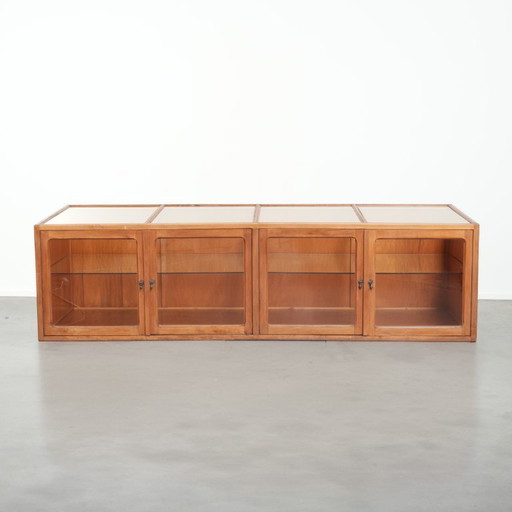 Bijzonder leuke en grote vintage houten balie/ vitrinekast/ display kast met 4 deuren en glas